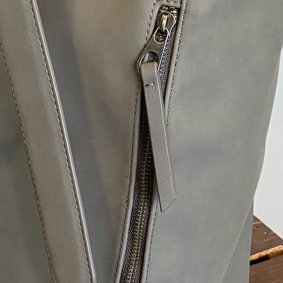 Like New! Grey Universal Thread Drawstring Backpack - Picture 3 of 12